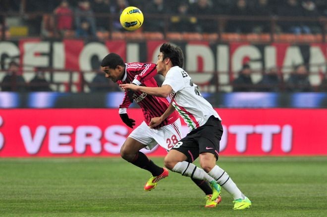 Một pha tranh chấp giữa Emanuelson với tiền vệ Estigarribia của Juventus
